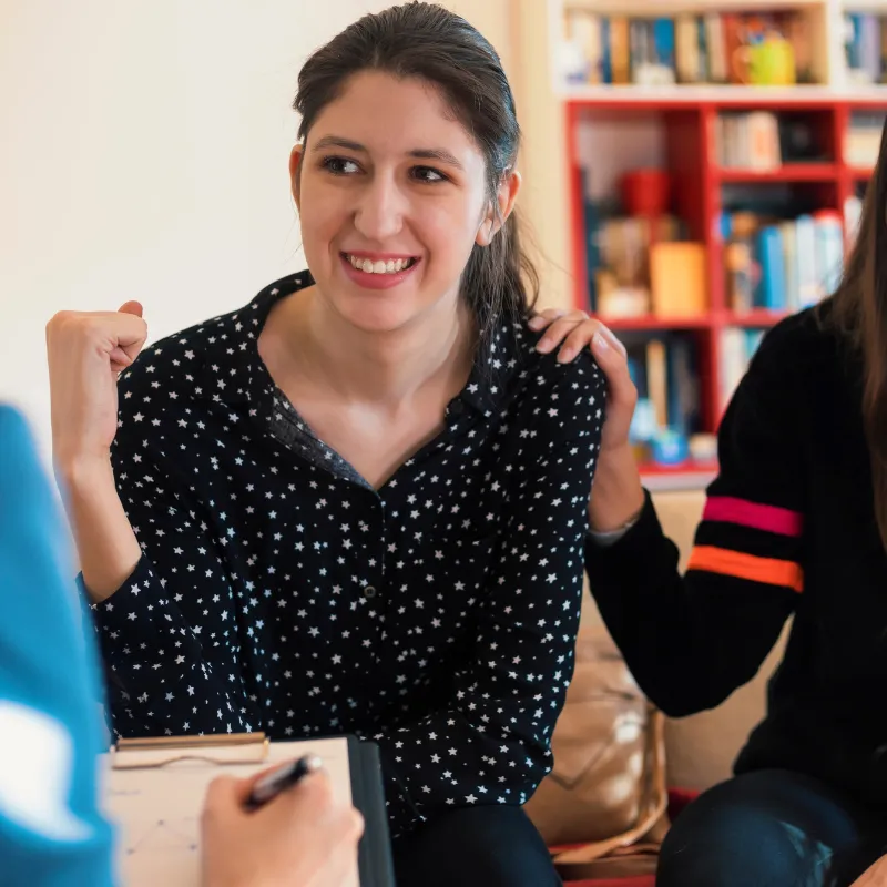 La psicoterapia ofrece herramientas para manejar la ansiedad, mejorar relaciones, aumentar la autoestima y fomentar el autoconocimiento, contribuyendo a un bienestar emocional duradero