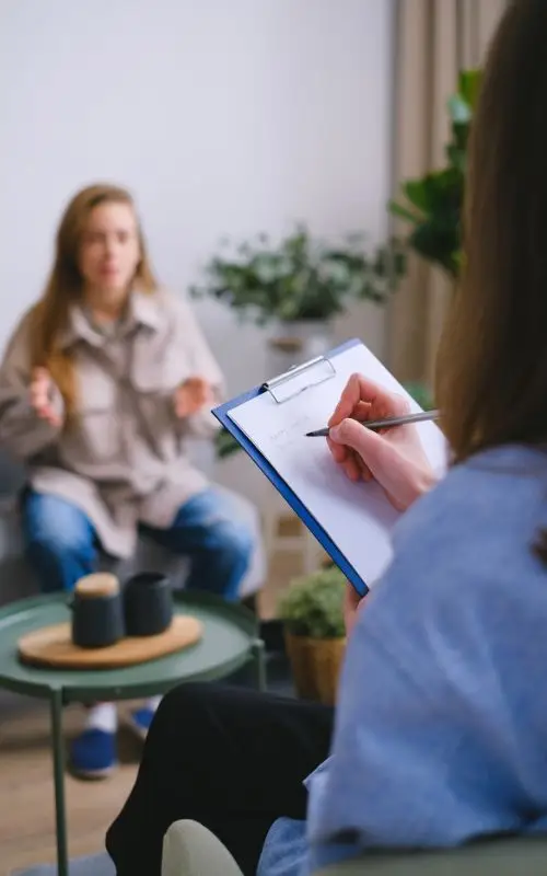 La psicoterapia para adultos proporciona un espacio seguro para explorar emociones, resolver conflictos, y desarrollar habilidades de afrontamiento, promoviendo el bienestar mental y la mejora en la calidad de vida