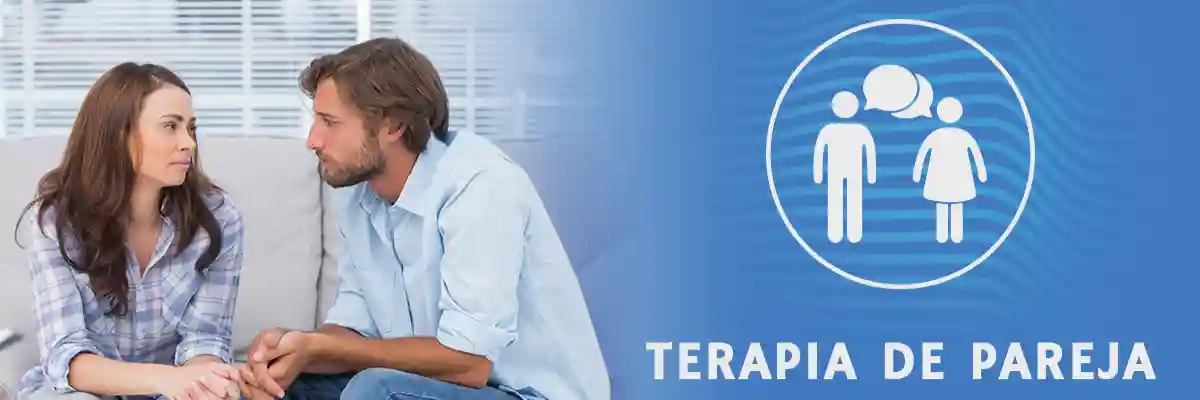 Terapia de Pareja en Monterrey Muro verde de follaje artificial en un patio residencial en Lomas de Angelópolis, con muebles de exterior y macetas decorativas.